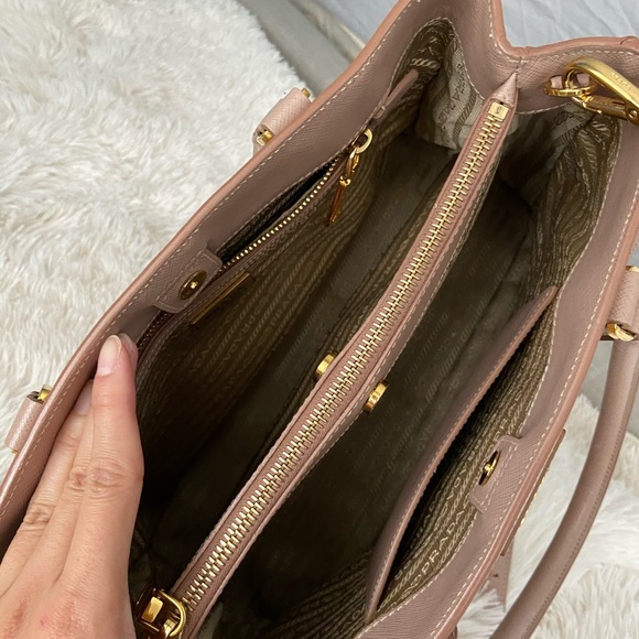 ✨TRADED✨Prada Saffiano Lux Tote - Picture 3 of 8